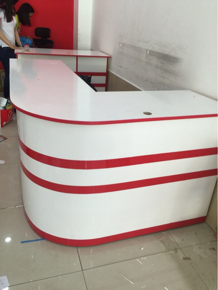 THANH LÝ QUẦY LỄ TÂN TRẮNG SỌC ĐỎ GÓC L